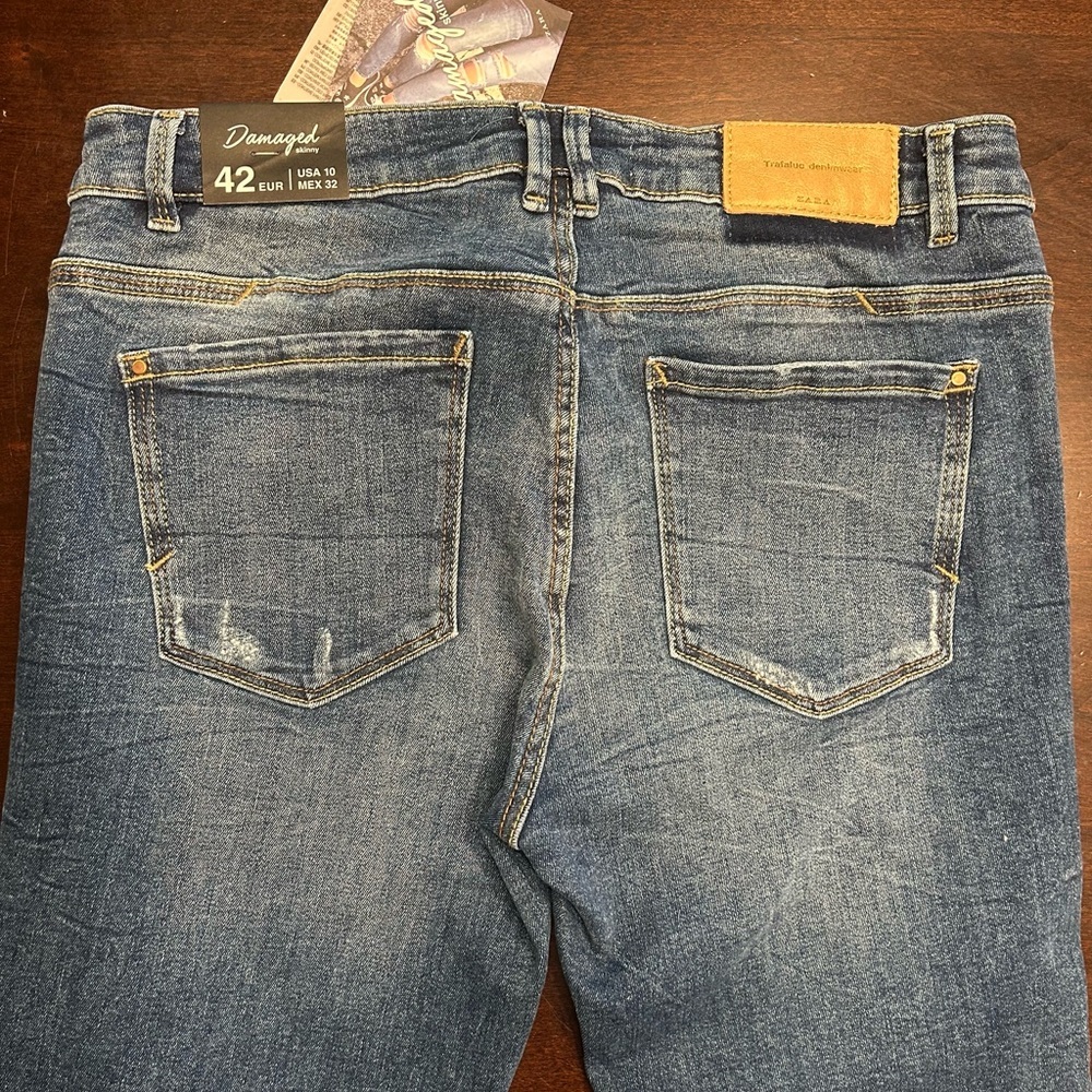 Zara Women's Skinny Jeans in Faded Blue with Frayed Hem - Picture 9 of 10